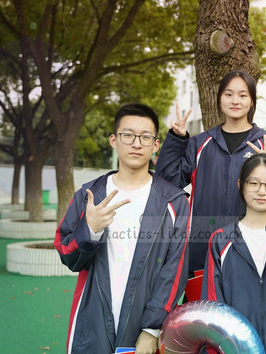 多屏数据显示工单列表与赛程表格的工作台特写